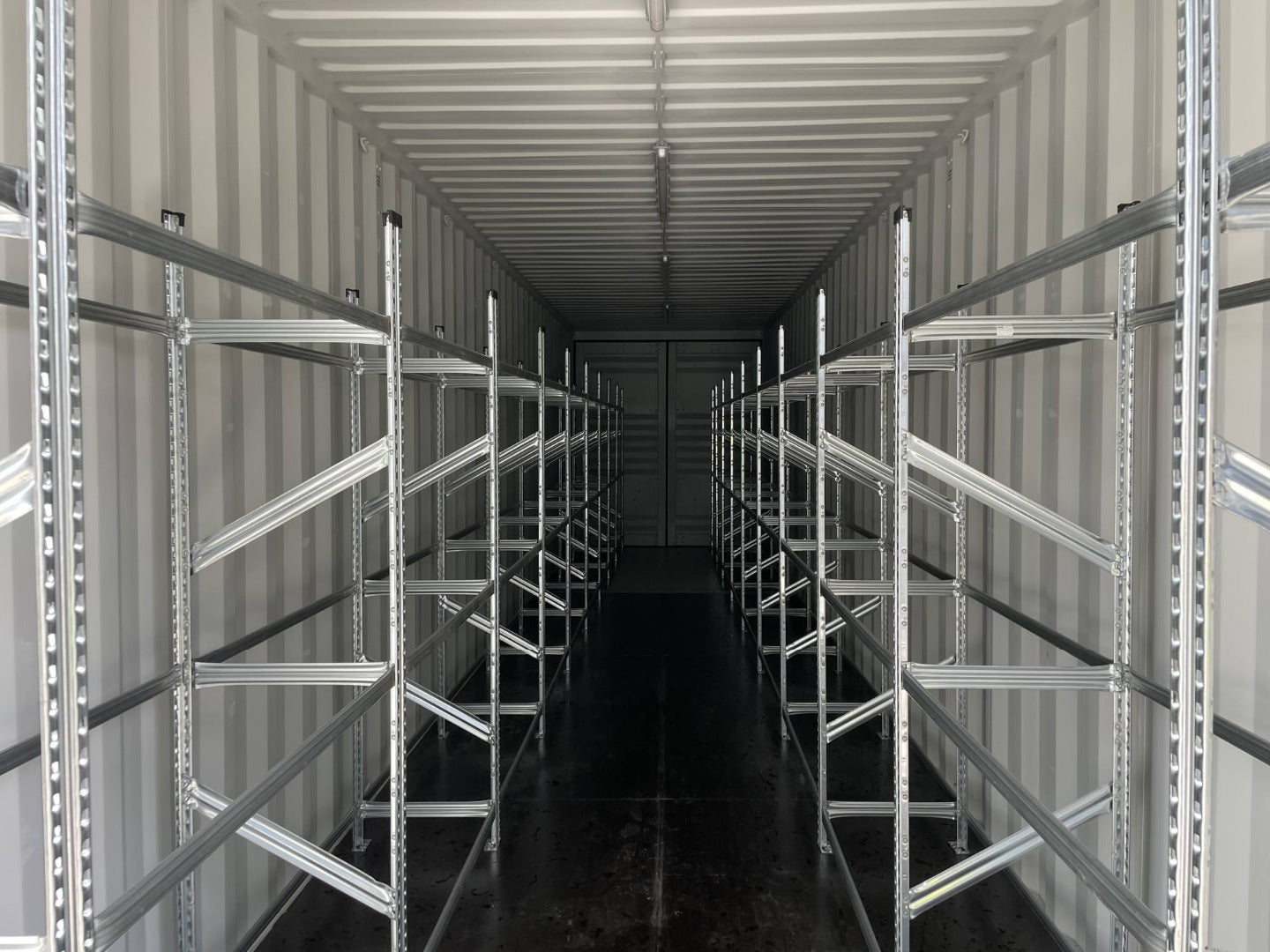 40 Fuß HC Seecontainer Double Door mit Reifenregalsystem und Licht