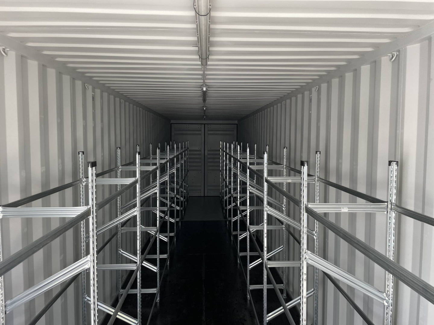 40 Fuß HC Seecontainer Double Door mit Reifenregalsystem und Licht