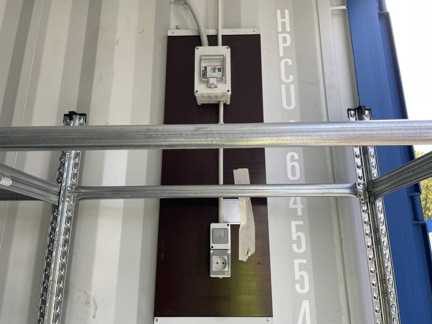 40 Fuß HC Seecontainer Double Door mit Reifenregalsystem und Licht