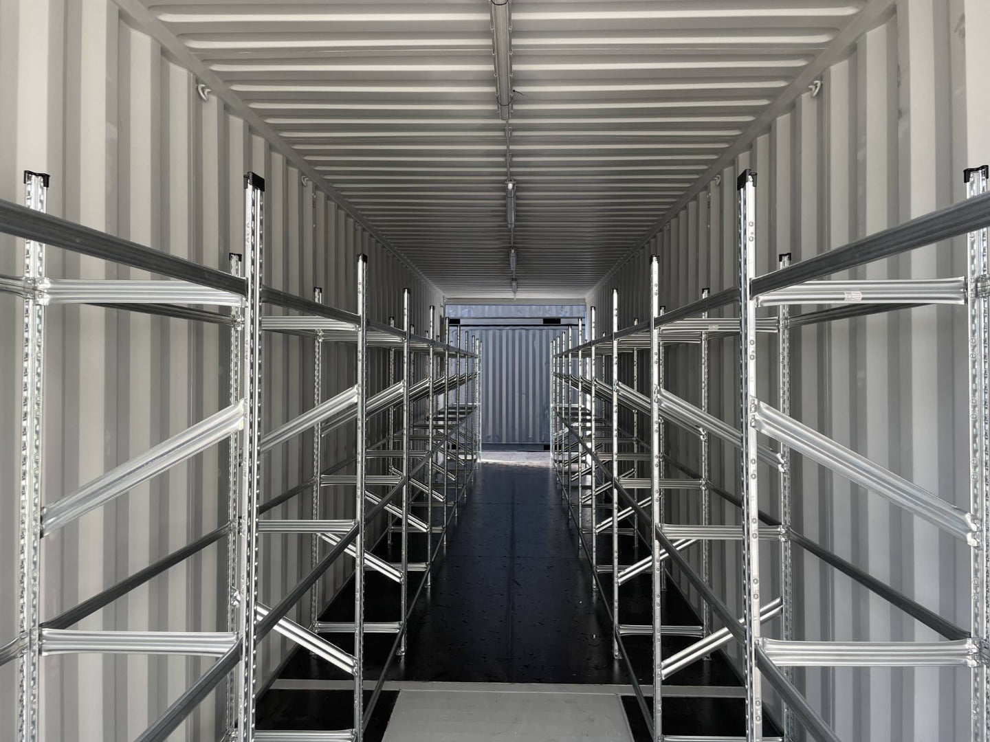 40 Fuß HC Seecontainer Double Door mit Reifenregalsystem und Licht